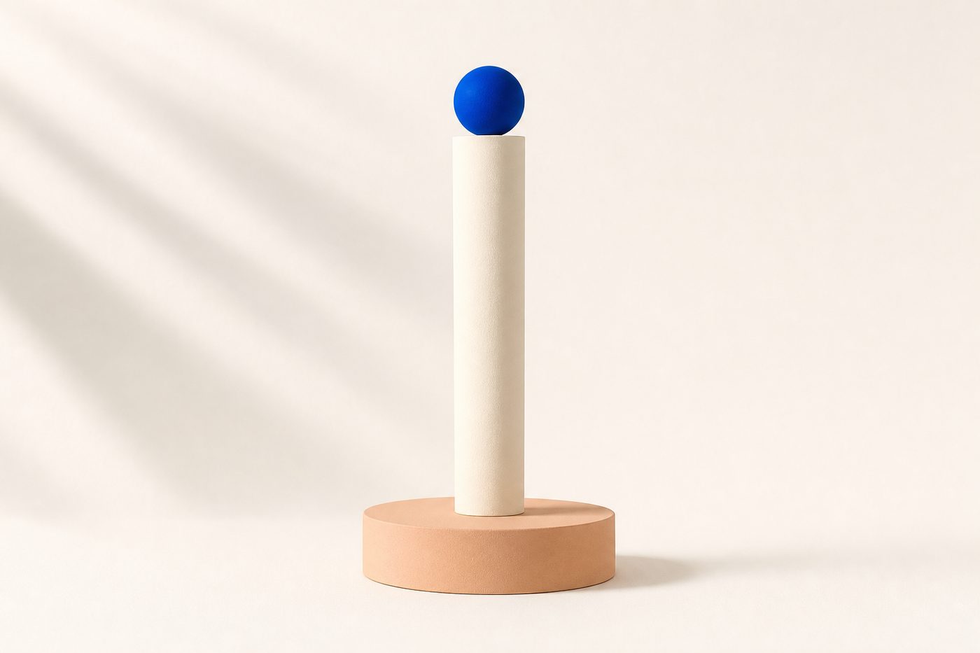 Una columna crema solitaria y erguida sobre una base amplia, con una pequeña esfera azul en su extremo
