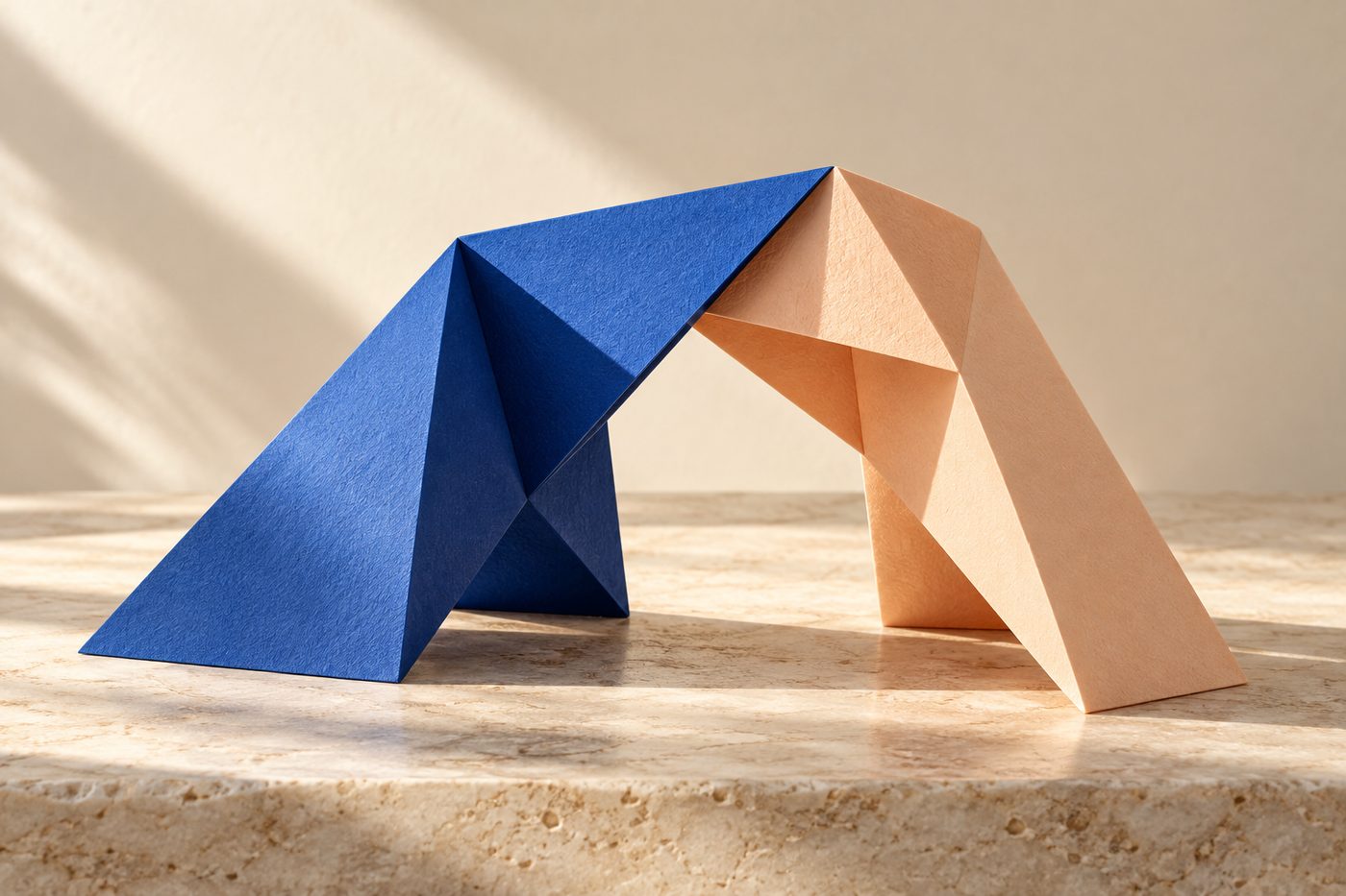 Dos estructuras de papel plegado que se apoyan la una en la otra