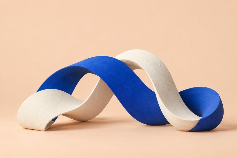 Dos cintas entrelazadas, una azul y una de arcilla clara, que se sostienen