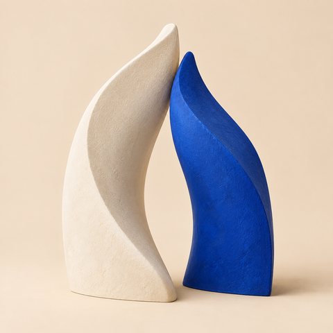 Dos velas de ceramica, una clara y una azul, inclinadas la una hacia la otra