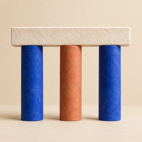 Un dintel de piedra sostenido por tres columnas de distinta altura