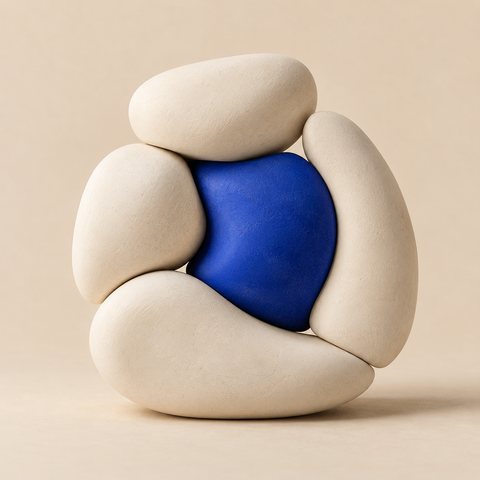 Piedras claras que rodean una forma azul, apoyadas unas en otras