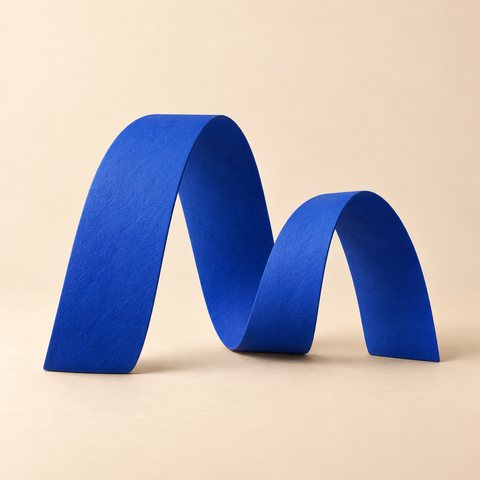 Una cinta azul plegada en dos ondas de altura desigual